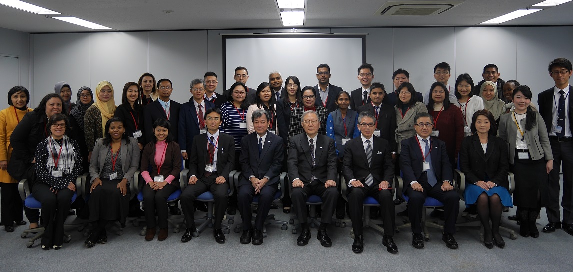 group photo of the seminar